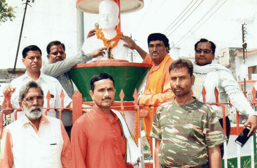 Hindu Mahasabha Celebrated Veer Sawarkar 135 Birth Anniversary वीर सावरकर की 135वीं जयन्ती पर हिन्दू महासभा ने की ये बड़ी मांग