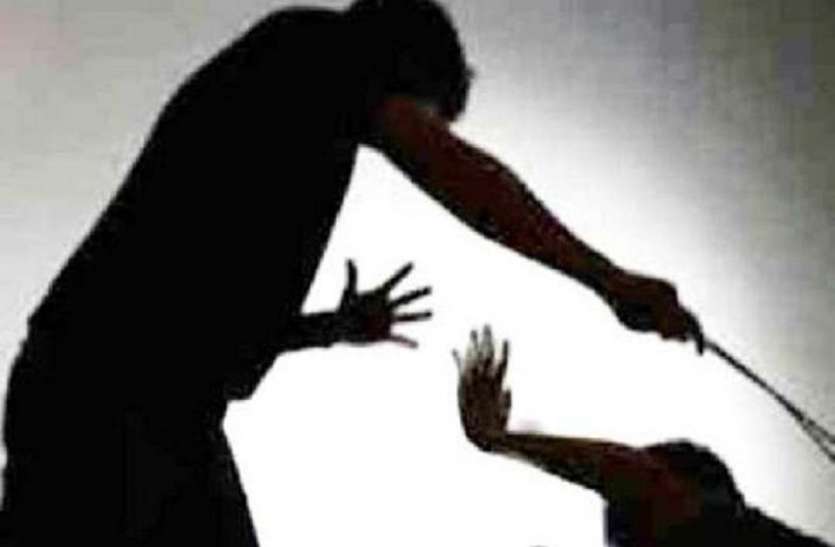 beaten आबकारी अधिकारी समझकर ग्रामीणों ने ठेकेदार के कर्मचारी को पीटा