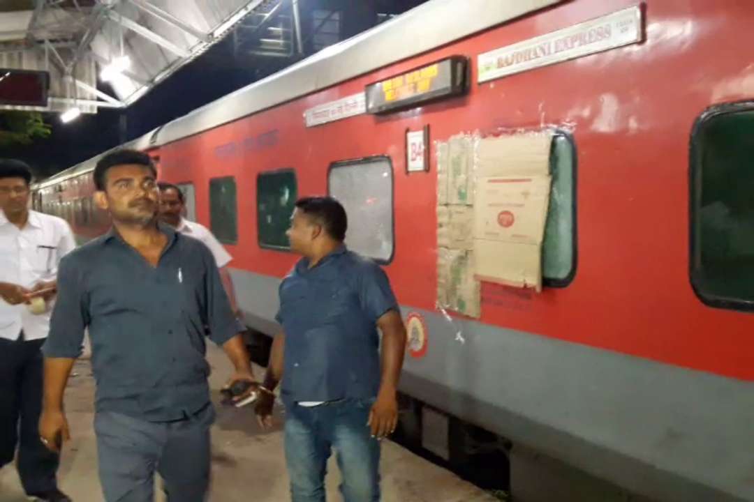 Stone Pelting at Sealdah Rajdhani Express