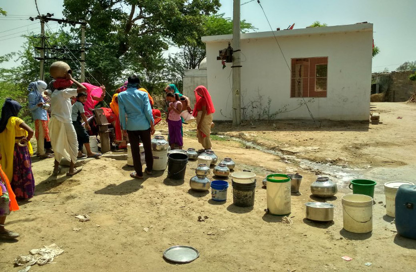 पानी का टैंकर देख हाथों में बर्तन लिए दौड़ पड़ते थे लोग, अब न टैंकर और न ही पाइपलाइनें ठीक; कोसों दूर से पड़ रहा है लाना पानी का टैंकर देख हाथों में बर्तन लिए दौड़ पड़ते थे लोग, अब न टैंकर और न ही पाइपलाइनें ठीक; कोसों दूर से पड़ रहा है लाना