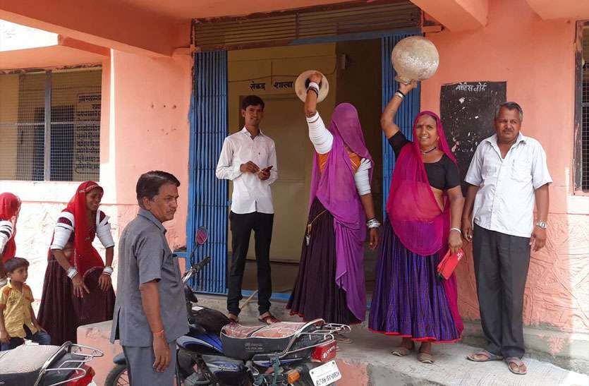 Women protest for water पूर्व पार्षद ने कहा-बैठक में आए पीएचईडी अधिकारियों का मुंह काला कर वापस भेजो