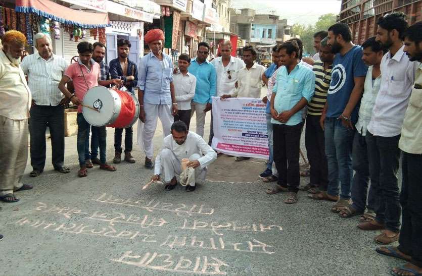 Trouble with sewerage chamber सीवर लाइन के चेंबर पर लिखा...'सावधान... सभापति भंवरलाल माली जानलेवा सीवरेज परियोजनाÓ