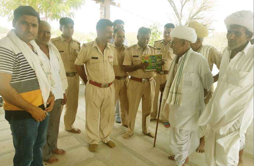 thieves stolen in the village अपने ही गांव में चोरी कर फंस गए नशेड़ी चोर