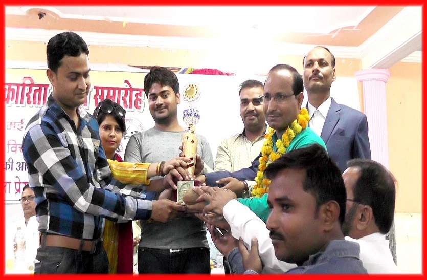 भव्य रूप से मनाया गया हिंदी पत्रकारिता दिवस, तीन पत्रकारों का हुआ सम्मान भव्य रूप से मनाया गया हिंदी पत्रकारिता दिवस, तीन पत्रकारों का हुआ सम्मान