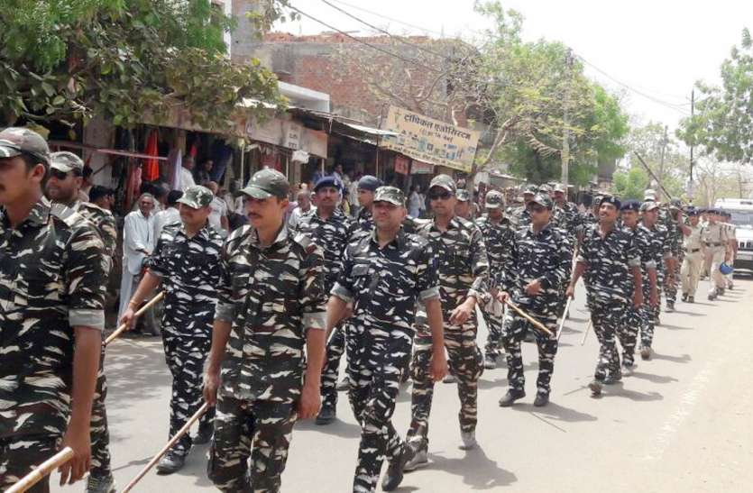 patrika संवेदनशील क्षेत्रों में पुलिस ने किया फ्लेग मार्च