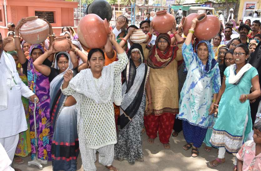 Patrika कांग्रेस पार्षद सिर पर खाली मटके रख बाजार में निकले