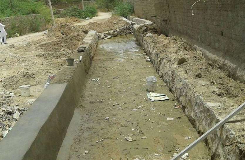 Encroachment on drain अतिक्रमण से पांच फीट में सिमट गया 20 फीट चौड़ा नाला