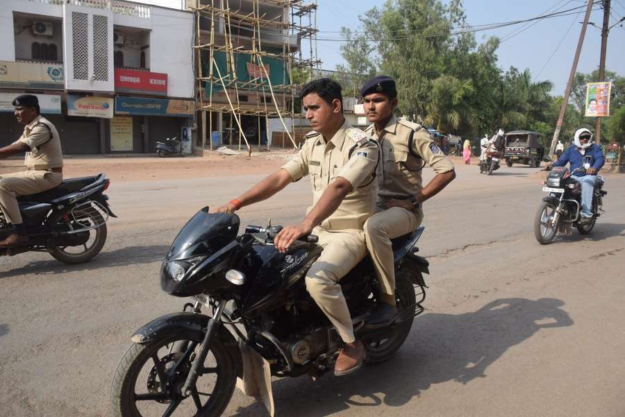 डीजीपी साहब! आप की पुलिस खुद नहीं लगाती हेलमेट, ट्रिपल राइडिंग की देखिए अनचाही तस्वीर डीजीपी साहब! आप की पुलिस खुद नहीं लगाती हेलमेट, ट्रिपल राइडिंग की देखिए अनचाही तस्वीर