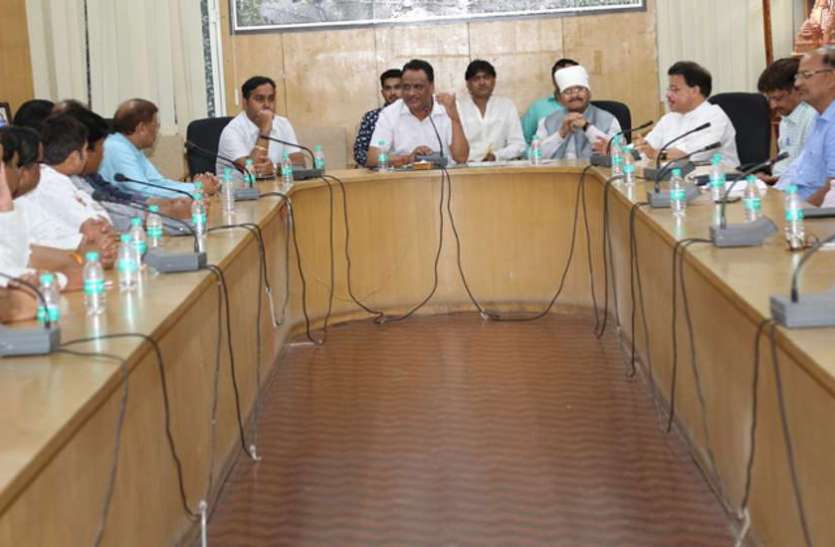 Lakhan Banjara Lake If the collector came to be trapped in desilting लाखा बंजारा झील के डीसिल्टिंग में फंसने लगे तो कलेक्टर साहब आए याद