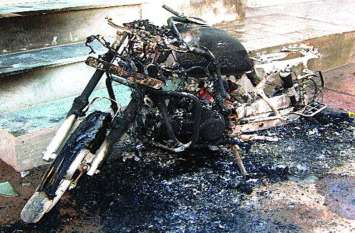 Police Arrested Man Who Sets the vehicles on fire, Udaipur तांत्रिक ने परेशानी से निकलने का बताया अजीब तरीका युवक फंसा जाल में, लगा देता वाहनों को आग