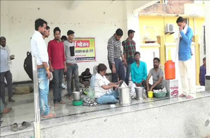 Roti bank news in hindi गरीबों को इस जिले में 10 रुपए में मिल रहा भरपेट भोजन, यहां इंसानियत की मिशाल बना सर्वधर्म भोजन