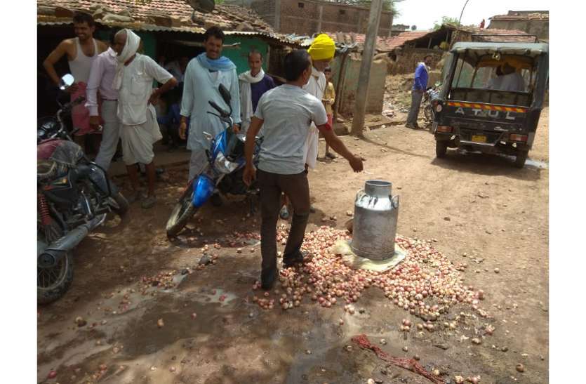 kisan andolan #KIsanAndolan 2018- सड़क पर बहाया दूध, फेंकी प्याज