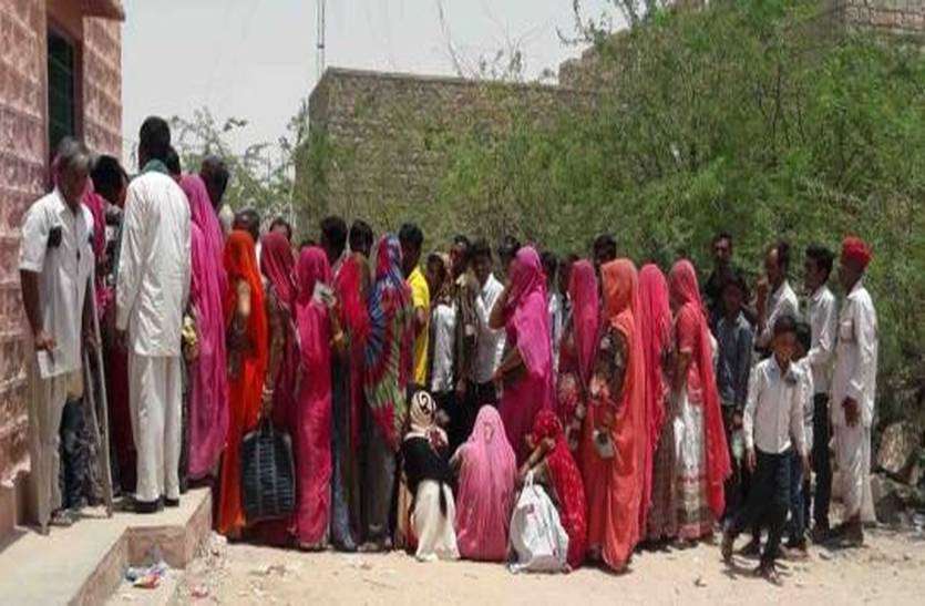 ration shop दो रुपए किलो गेहूं के चक्कर में गंवानी पड़ रही दो दिन की मजूरी