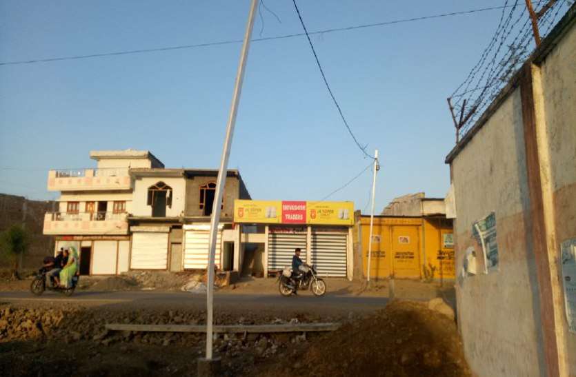change waether, weather, sehore news, sehore patrika, patrika news, patrika bhopal, bhopal mp, barish rainy season, bijli wire, मौसम बदलने से आमजन को हुई परेशानी, अंधेरे में काटनी पड़ी रात