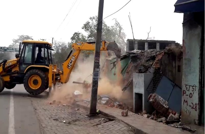 encroachment demolished रांची में विरोध के बीच फ्लाईओवर के लिए मकान-दुकान तोड़ेे