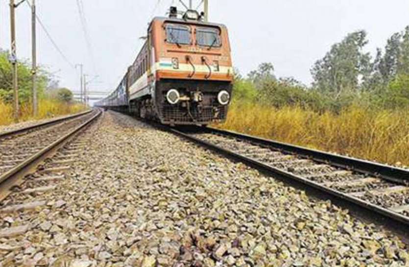 train सामने से आ रही थी ट्रेन, तभी पटरी के नीचे फंस गई चप्पल, फिर हुआ ऐसा जिसे देख दहल गया दिल