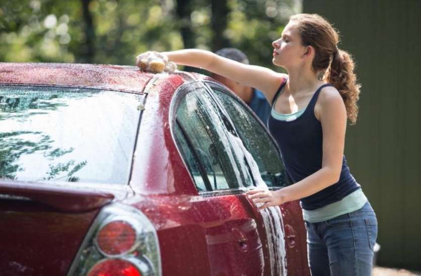 Car कार साफ करते वक्त ये छोटी सी गलती पड़ सकती है भारी, आज ही जान लें