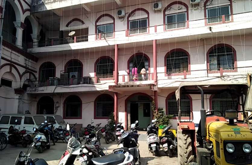 सड़क निर्माण के लिए पहले निकाले गए टेंडर को निगम ने किया निरस्त, अब दोबारा निकाल रहे, पढि़ए क्या है वजह... सड़क निर्माण के लिए पहले निकाले गए टेंडर को निगम ने किया निरस्त, अब दोबारा निकाल रहे, पढि़ए क्या है वजह...