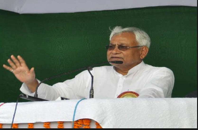 nitish kumar युवा सम्मेलन में CM नीतीश का तेजस्वी पर तंज, दो युवा अपने परिवार की बदौलत राजनीति में