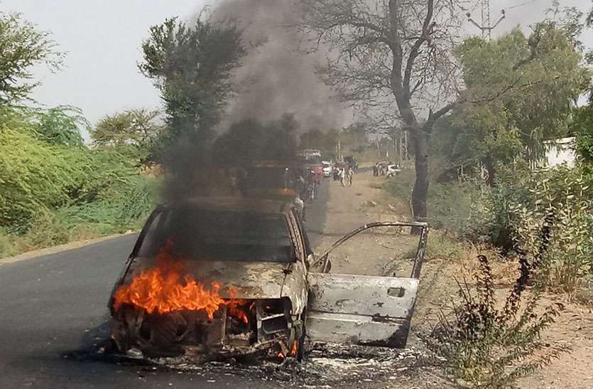 Fire in runing car चलती कार में उठी आग की लपटें