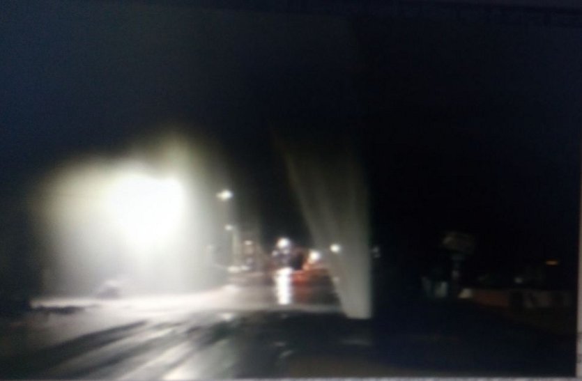 लीकेज पाइप लाइन व सीबर लाइन बिछाने से खुदे पड़े रास्तों में कीचड़ हो रहा, क्योंकि यहां लीकेज है