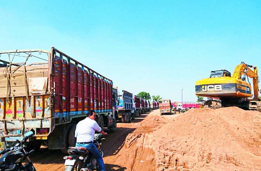 Illegal sand mining 31 dumper seezed in hoshangabad यहां कांग्रेस नेता के संरक्षण में चल रहा था ऐसा काम, पहुंच गई पुलिस