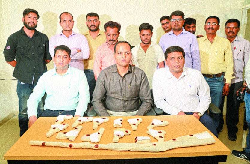 Police arrest arms smuggler पुलिस ने हथियार तस्कर को दबोचा, सिंगल बैरल बंदूक, 10 पिस्टल, 47 कारतूस जब्त