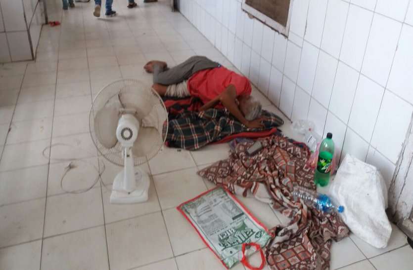 Chhatarpur न कूलर साथ दे रहे न पंखे, जिला अस्पताल में तप रहे मरीज