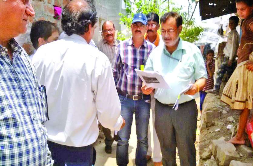 news कोई मिला खटिया पर तो किसी को काम से बुलाकर किया वेरिफिकेशन