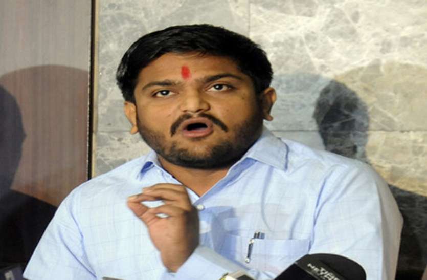 eggs thrown at hardik patel kafila हार्दिक पटेल के काफिले पर पथराव, फेंके अंडे, मची भगदड़- देखें वीडियो
