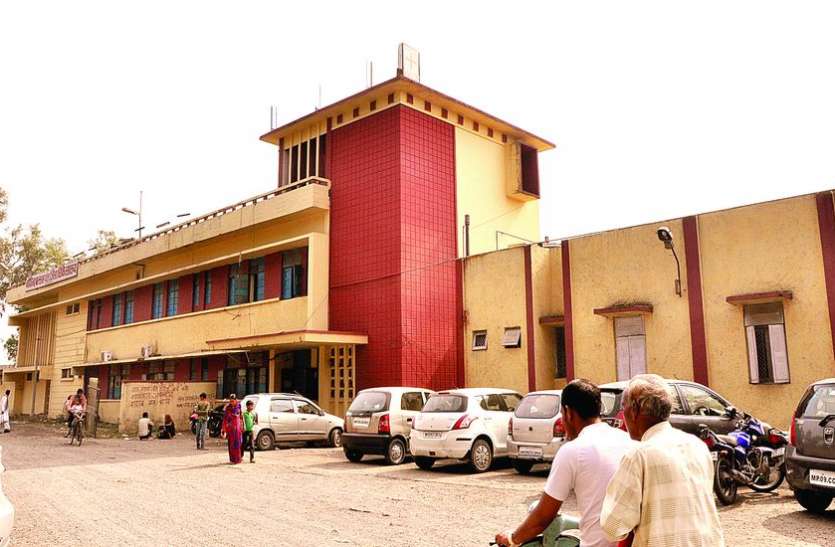 indore jila hospital जिला अस्पताल के लिए जमीन हस्तांतरण का अब भी इंतजार