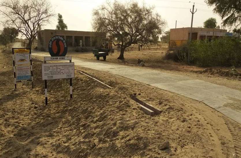 Damaged the Gaurav Path in Peelwa एक साल में ही उखडऩे लगा गौरव पथ, जिम्मेदार मौन