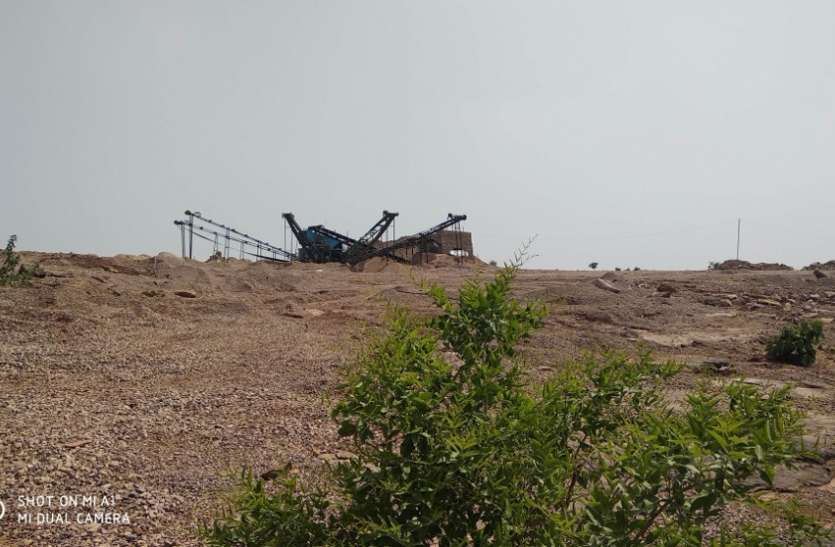 The illegal crusher, hollowing the earth with the mineral Mafia धरती को खोखला कर रहे अवैध क्रेशर, खनिज एवं वन विभाग ने माफिया से मिलाया हाथ