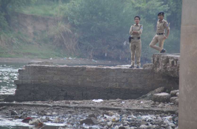 Police followed the gangsters नदी में कूदा बदमाश, दो थानों की पुलिस ने घेरा बीहर का टापू