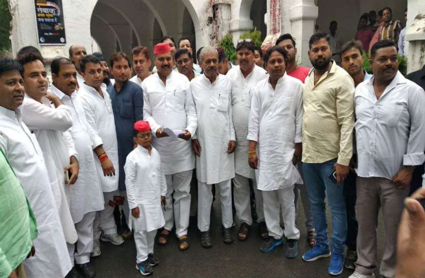 Farmer किसान परेशान और शासन-प्रशासन हवाई जुमलेबाजी में व्यस्त: सपा
