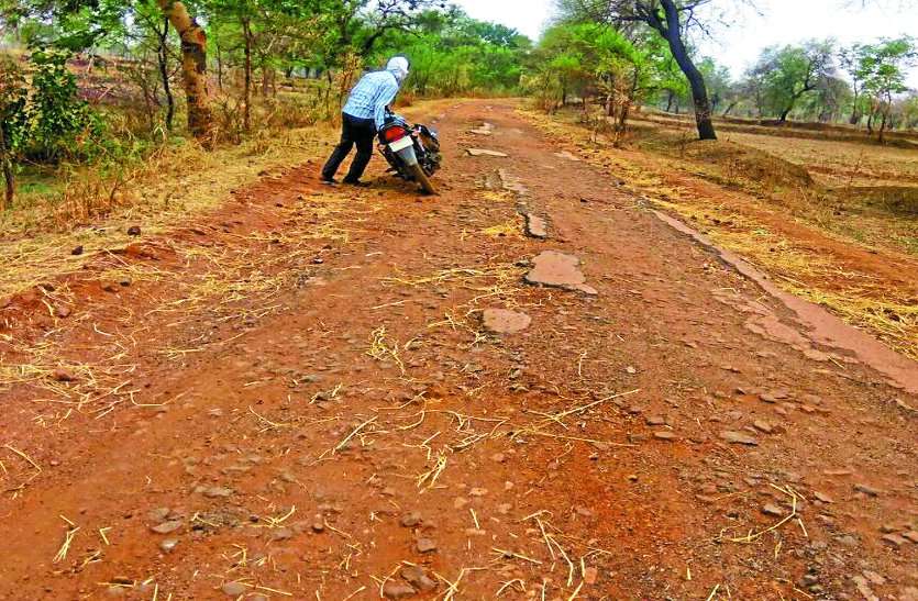 MLA village road देख लीजिए विधायक जी, अपने ही गांव की सड़क 5 साल में नहीं बनवा पाए, विकास तो है कोसों दूर