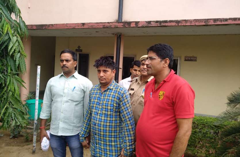 एक बदमाश जयपुर से ही नहीं दिल्ली से भी लक्जरी गाडियां चुराता रहा है। उसने कुछ ही दिनों में ऐसा साम्राज्य खड़ा कर लिया कि घर, गाड़ी और गहने खरीद लिए। पकड़ में आया तो पुलिस भी हैरान रह गई कि आखिर अकेला इतनी वारदातों को अंजाम कैसे दे सकता है। दिल्ली और जयपुर से चुराई 100 कारें, फिर खरीदा जयपुर में घर, बोलेरो गाड़ी और पत्नी के लिए गहने