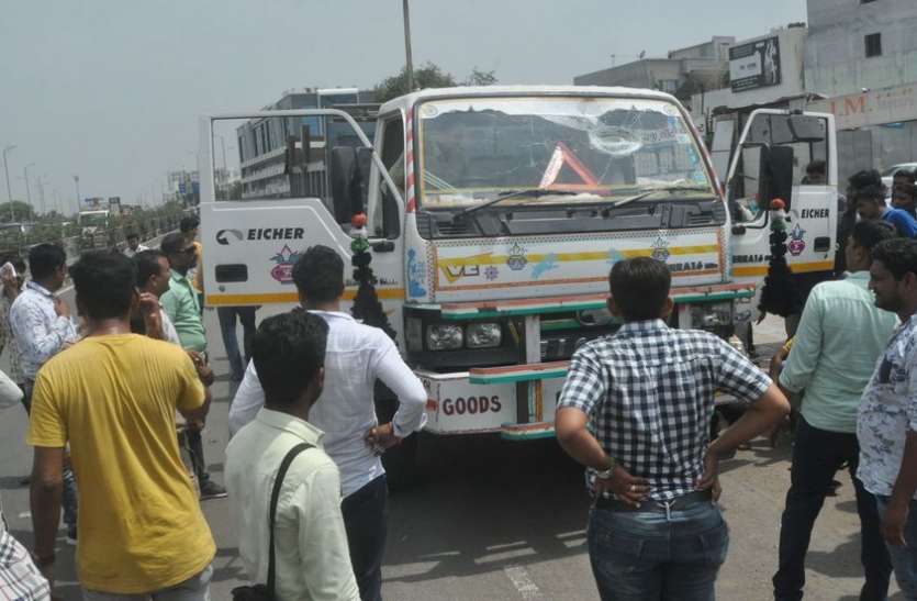 surat photo डम्पर की चपेट में दादा, पौत्र, पुत्रवधु की मौत