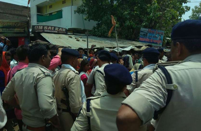 angry woman's face in india गुस्से में थी महिलाएं, सामने आ गया ये अधिकारी और फिर...देखें वीडियो