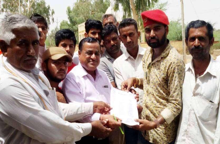 Water is selling illegally in baap block एईएन साहब... ठेकेदार का कार्मिक अवैध तरीके से बेच रहा है पानी!