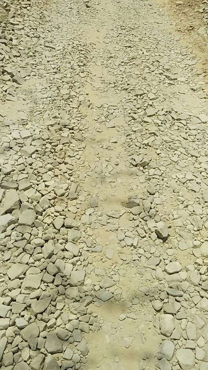 Grvel road waiting for damar