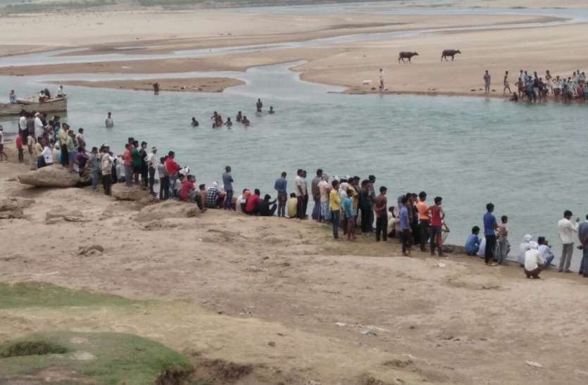 Morena News, Morena Hindi News, Mp news, Morena, Accident, Police, River, Chambal Rivar मौसी की बेटी का कार्ड लगाने गए एक युवक की चंबल नदी में डूबकर मौत
