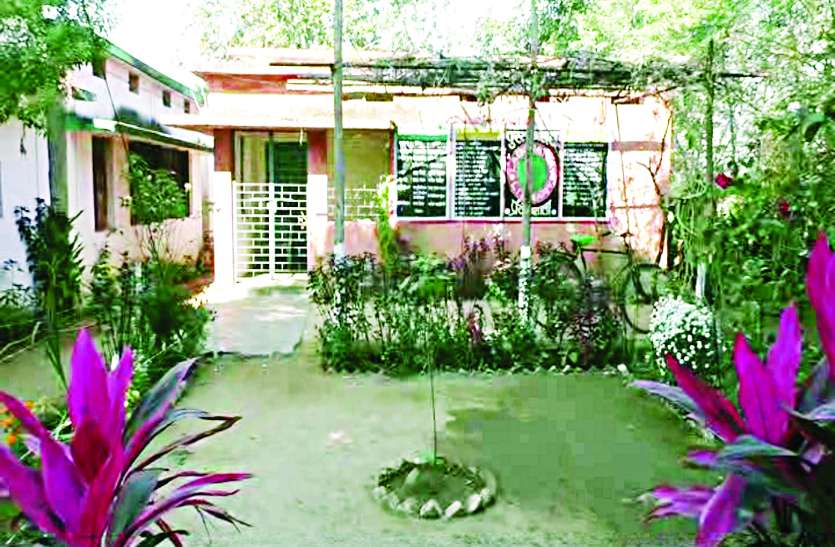 Garden 4 शिक्षकों की लगन ने बंजर जमीन में कर दी बागवानी