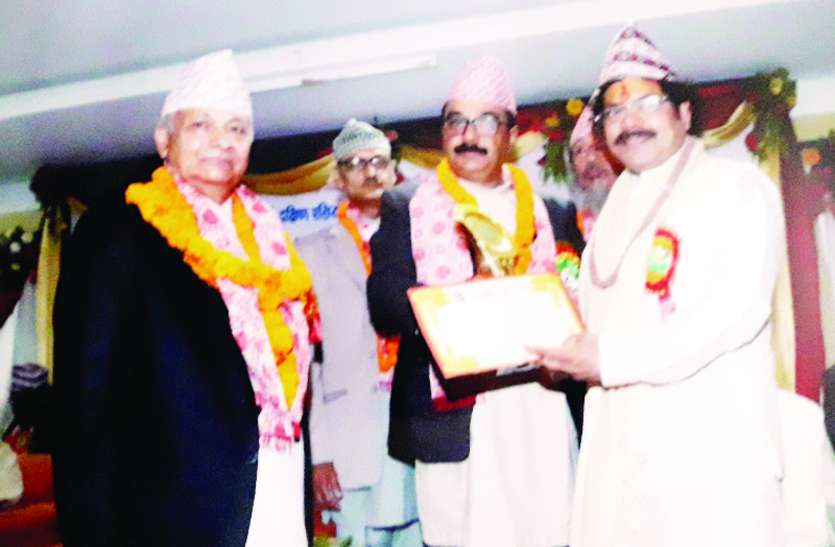 awarded अंतरराष्ट्रीय सम्मेलन में रतनपुर के युवा ज्योतिष वैष्णव को हस्तरेखा सागर सम्मान