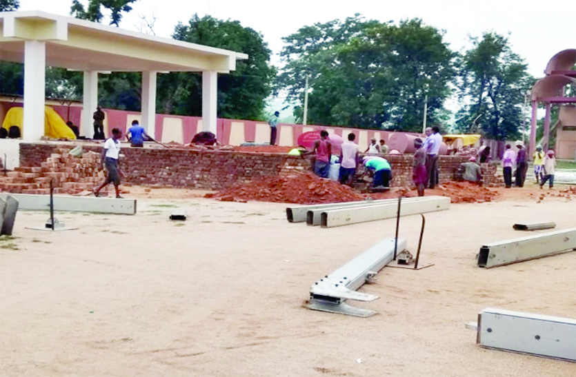 Jashpur Nagar मुख्यमंत्री की सभा की तैयारियों को लेकर रणजीता स्टेडियम में खोदे जा रहे हैं गड्ढे