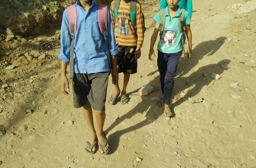 Grvel road waiting for damar पथरीले रास्ते पर चलते-चलते पथरा गई आंखें, पैरों में पड़ गए छाले