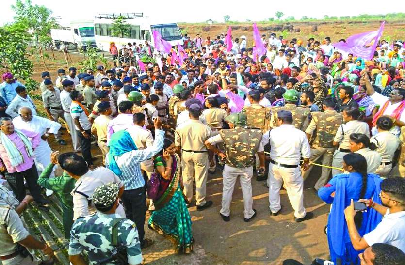 patrika अपर कलेक्टर ने महिला पर की अभद्र टिप्पणी, भड़के जोगी कार्यकर्ताओं के सामने अधिकारी को जोडऩा पड़ा हाथ