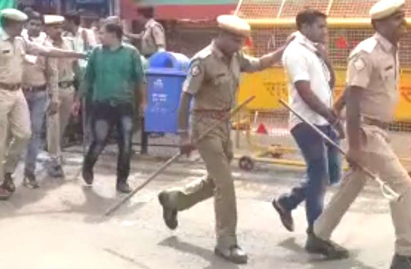 rajasthan bjp police वसुंधरा सरकार से नौकरी मांगने के बदले बेरोज़गारों को मिले 'डंडे'! BJP दफ्तर के बाहर पुलिस ने बल प्रयोग कर खदेड़ा
