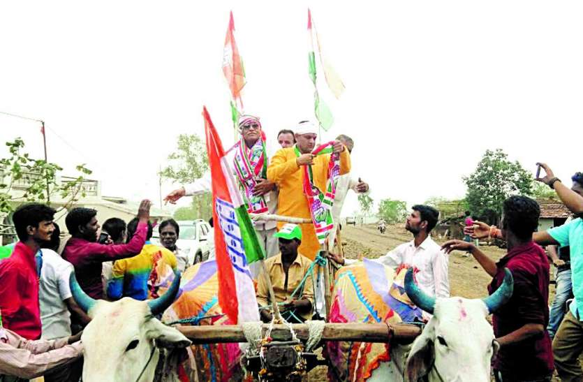 Congregation launches bullock cart कांगे्रस ने निकाली बैलगाड़ी यात्रा
