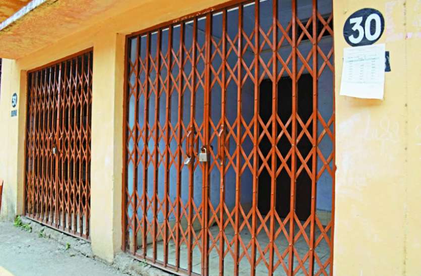 Officer sleeping with teachers, woke up, locked in school rooms नींद लेने वाले शिक्षकों के साथ अफसर भी जागे, स्कूल के कमरों में ताले डले